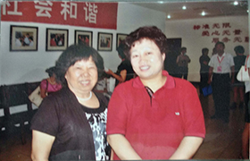 劉慕玲曾到濟南陽光大姐家政服務公司參觀學習，圖為與該公司總經理卓長立合影留念。